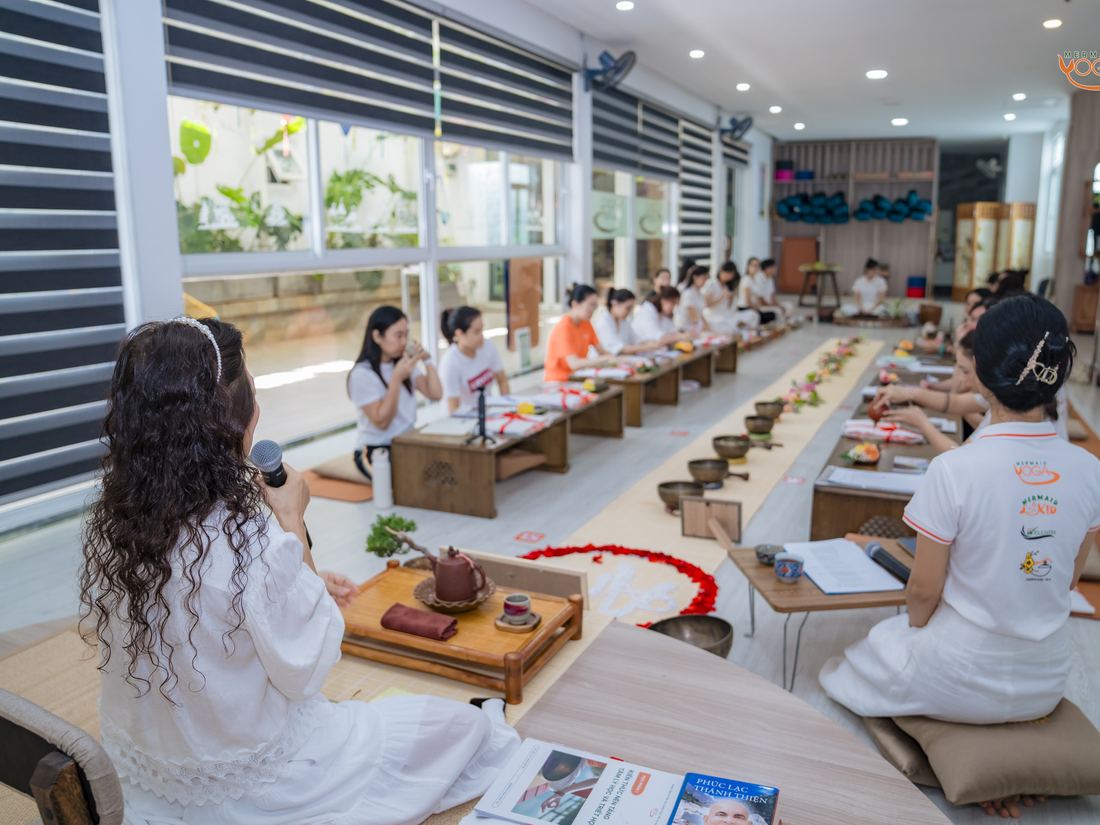 Người đang giảng, máy đặt ngang tầm mắt
