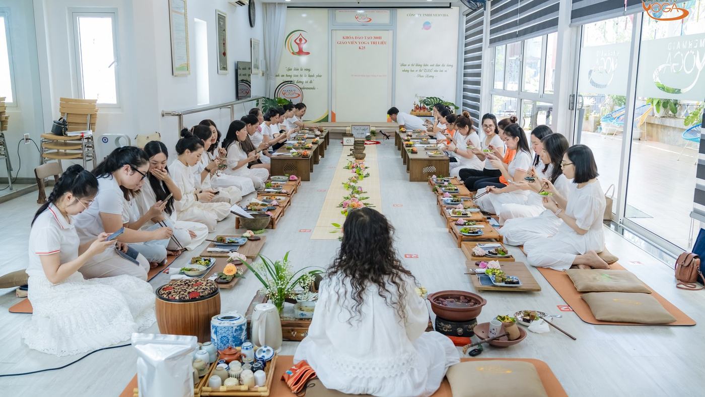 Học viên cầm điện thoại quay lại phần thực hành trong lớp
