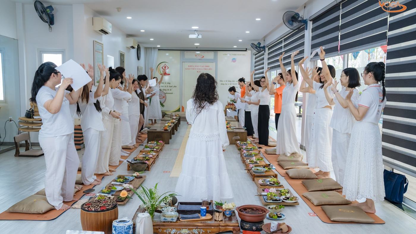 Cả lớp đứng vỗ tay, tay giơ dở, người hơi nhoè